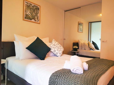 FITZROY FANTASTIC 1BR APT With FREE WINE, NETFLIX, WIFI, Close To TRAMS, COLES - Accommodation Sunshine Coast 1