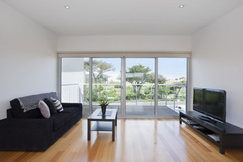 Four Kings Apartment - Deluxe 2br #3 - Accommodation Sunshine Coast 1