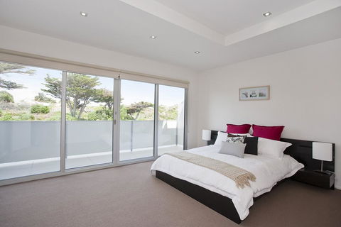 Four Kings Apartment - Deluxe 2br #3 - Accommodation Sunshine Coast 3