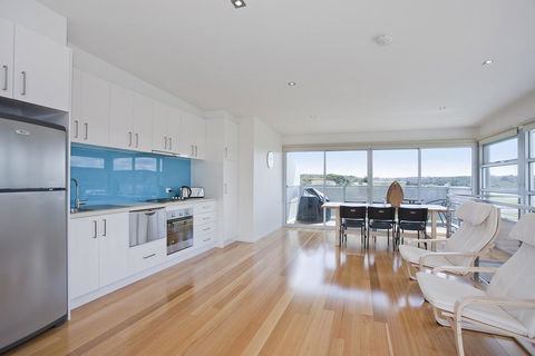 Four Kings Apartment - Deluxe 2br #3 - Accommodation Sunshine Coast 0