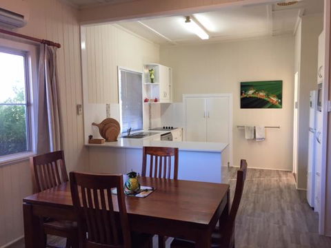 FROGGIES HOLIDAY HOUSE - Accommodation Sunshine Coast 3
