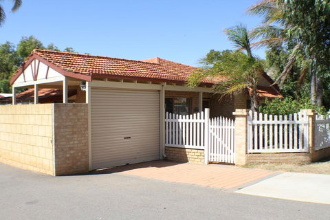 Geraldton Luxury Retreat 2 - Accommodation Sunshine Coast 0