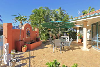 Golden Cane Bed & Breakfast with Accommodation Sunshine Coast