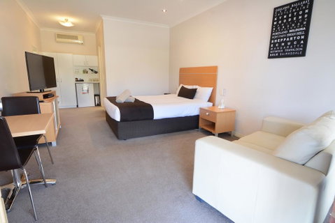 Golden Reef Motor Inn - Accommodation Sunshine Coast 2