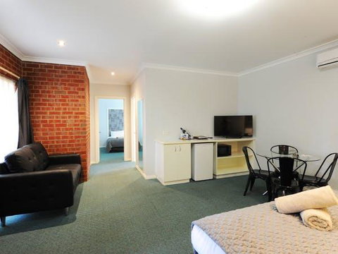 Golden Reef Motor Inn - Accommodation Sunshine Coast 1