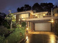 Great Views/Location 5 bedrooms in Glen Waverley