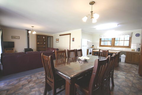 Halls Gap Log Cabins - Accommodation Sunshine Coast 1