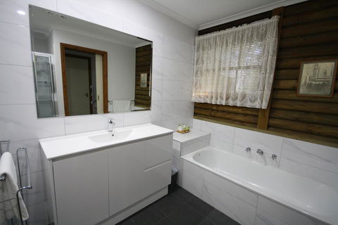 Halls Gap Log Cabins - Accommodation Sunshine Coast 2