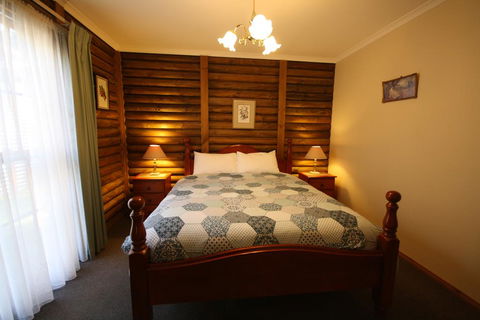 Halls Gap Log Cabins - Accommodation Sunshine Coast 3