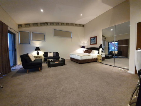 Hangar House Mudgee - Accommodation Sunshine Coast 1