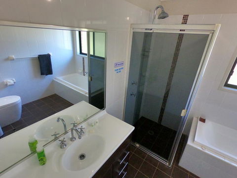 Hartley Hill Top Views - Accommodation Sunshine Coast 3