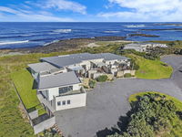 HEARN'S BEACHSIDE VILLA 8