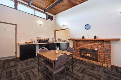 Hi Way Eight Motor Inn - Accommodation Sunshine Coast 1