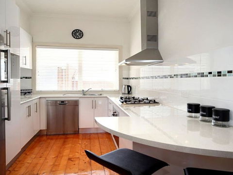 Hidden Gem In Cafe Strip! Chadstone + King Bed - Accommodation Sunshine Coast 1