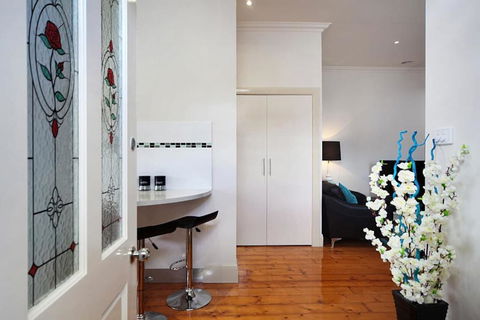Hidden Gem In Cafe Strip! Chadstone + King Bed - Accommodation Sunshine Coast 2