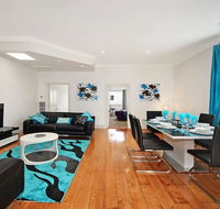 Hidden Gem in Cafe Strip Chadstone  King Bed - Accommodation Sunshine Coast