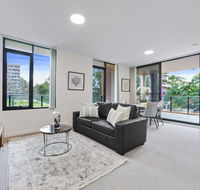 HomeHotel walking distance to Train and Westfield. - Accommodation Sunshine Coast