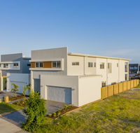 HomePlus -Fabulous Waterfront Dream Holiday House - Accommodation Sunshine Coast