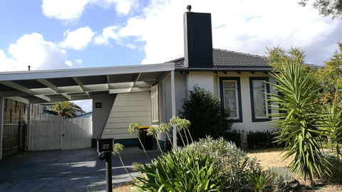 Jesson Crescent Dandenong Cozy House - Accommodation Sunshine Coast 1
