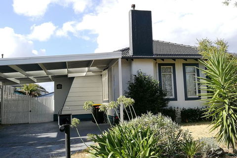 Jesson Crescent Dandenong Cozy House - Accommodation Sunshine Coast 0