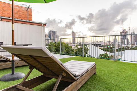 Joe's Place Backpackers - Accommodation Sunshine Coast 0