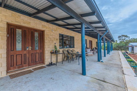 Kangaroo Lake Homestead - Accommodation Sunshine Coast 2