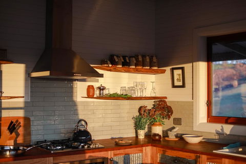 Kestrel Nest EcoHut - Accommodation Sunshine Coast 1