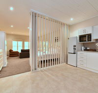 King I - you can honestly walk to Bimbadgen and Hope Estate concerts - Accommodation Sunshine Coast