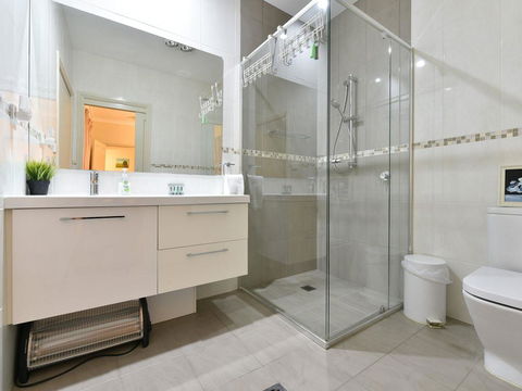 King II - You Can Honestly Walk To Bimbadgen And Hope Estate Concerts - Accommodation Sunshine Coast 1