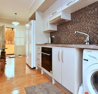 King II - you can honestly walk to Bimbadgen and Hope Estate concerts - Accommodation Sunshine Coast