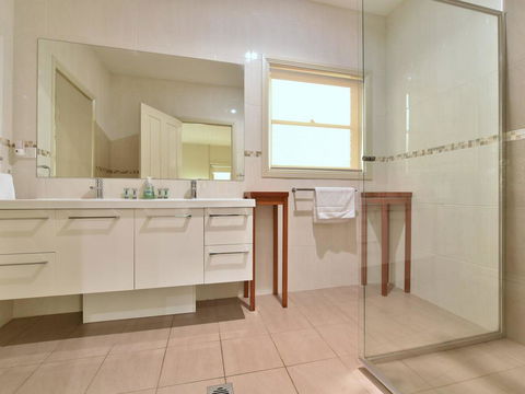 King Retreat Estate - You Can Honestly Walk To Bimbadgen And Hope Estate Concerts - Accommodation Sunshine Coast 3