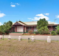 King Retreat Estate - you can honestly walk to Bimbadgen and Hope Estate concerts - Accommodation Sunshine Coast