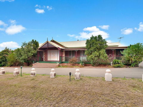 King Retreat Estate - You Can Honestly Walk To Bimbadgen And Hope Estate Concerts - Accommodation Sunshine Coast 0