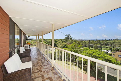 KINGSCLIFF HOLIDAY HOME ON THE HILL - SYD'S VIEW - Accommodation Sunshine Coast 3