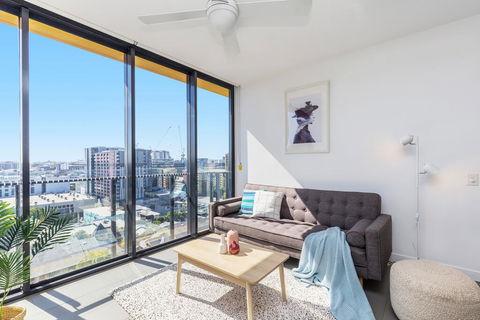 KOZYGURU FORTITUDE VALLEY AMAZING VIEW 2BED APT + FREE PARKING QFV010 - Accommodation Sunshine Coast 0