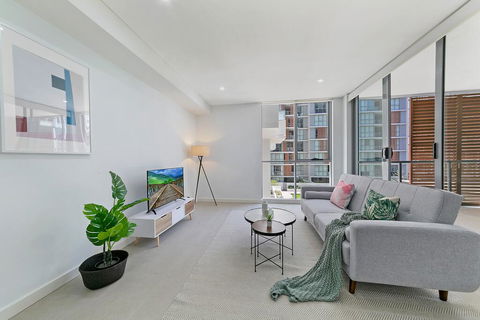 KOZYGURU MASCOT WALK TO STATION MODERN DESIGNER 2 BED APT FREE PARKING NMA260-312 - Accommodation Sunshine Coast 0