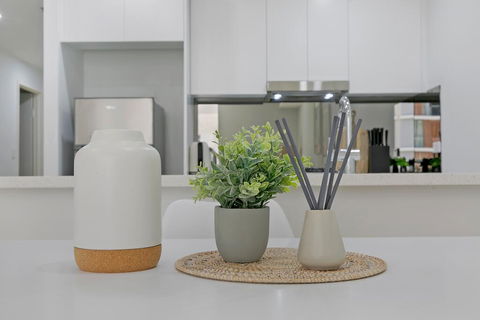 KOZYGURU MASCOT WALK TO STATION MODERN DESIGNER 2 BED APT FREE PARKING NMA260-312 - Accommodation Sunshine Coast 2