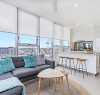 KOZYGURU NEWSTEAD DESIGNER 2 BED APT FREE PARKING POOL  GYM QNE088 - Accommodation Sunshine Coast