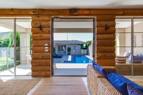 Kraimorie Large Family Beach House With Pool, Superb Water Views, Pool, And Games Room - Accommodation Sunshine Coast 3