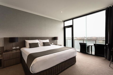 Lakes Hotel - Accommodation Sunshine Coast 2