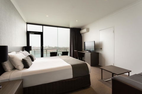 Lakes Hotel - Accommodation Sunshine Coast 3