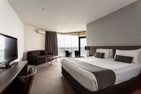 Lakes Hotel - Accommodation Sunshine Coast 1