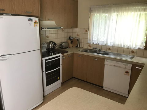 Lakeside Chalet & Studio - Accommodation Sunshine Coast 0