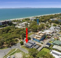 LAVISH BEACH HOUSE ON THE SURF SIDE - Accommodation Sunshine Coast