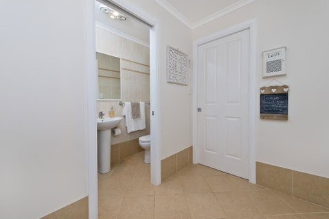Laze Dayz At Lighthouse - Studio With Shared Pool - Accommodation Sunshine Coast 3