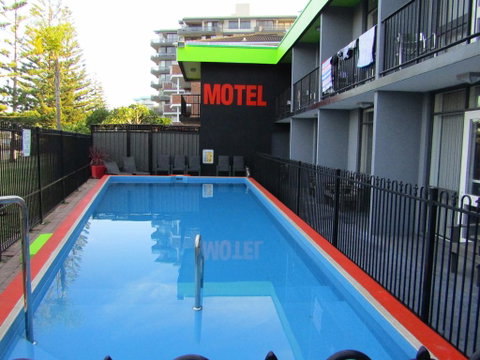 Le George Motel - Accommodation Sunshine Coast 0
