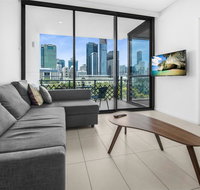 Luxe Apartment with Balcony and Pool Near Galleries