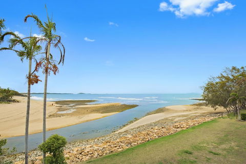 Luxury Beach Unit - Accommodation Sunshine Coast 2
