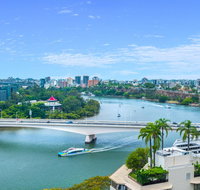 Luxury River City Views with Pool Gym Cafe WiFi Hospital