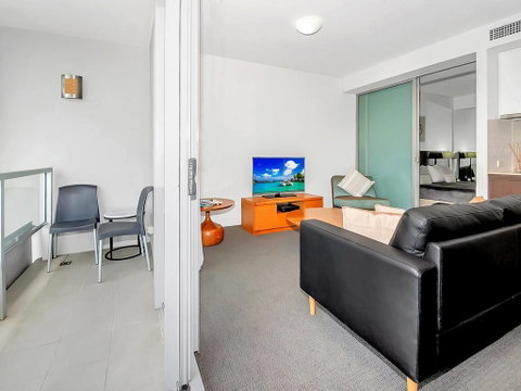 Luxury Waterfront Escape On The Harbour 315 - Accommodation Sunshine Coast 3